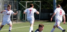 Die Entscheidung ist gefallen: Jan Dechent (l.) und Andreas Klein (r.) wollen Felix Hintsch zum gemeinsamen Jubel nach dessen 2:0 einfangen.