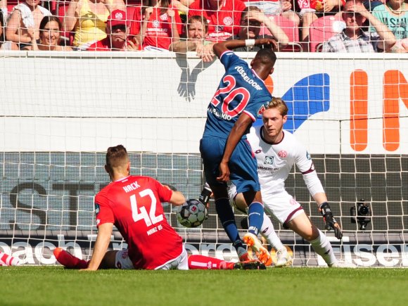 Alexander Hack kommt zu spät, Dodi Lukebakio erzielt das 1:1, 05-Torwart Florian Müller ist machtlos.