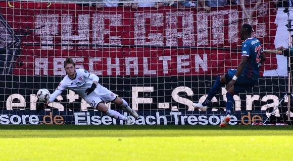 Florian Müller springt in die richtige Ecke, hatte aber Glück: Dodi Lukebakio setzte den Elfmeter beim Stand von 1:1 an den Pfosten.