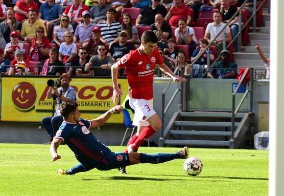 Linksverteidiger Aarón bereitet Onisiwos Treffer mit diesem Antritt und der folgenden Hereingabe vor. 