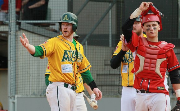 A's-Spielertrainer Max Boldt (l.) drehte das erste Spiel in Ulm mit seinem Grand-Slam-Homerun zum 6:3.