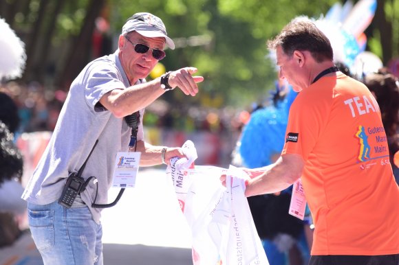 Dieter Ebert (l., neben Bürgermeister Günter Beck) weiß, wo's langgeht. Der Cheforganisator des Gutenberg-Marathons arbeitet mit seinem Team unter Hochdruck daran, einen reibungslosen Ablauf zu gewährleisten.