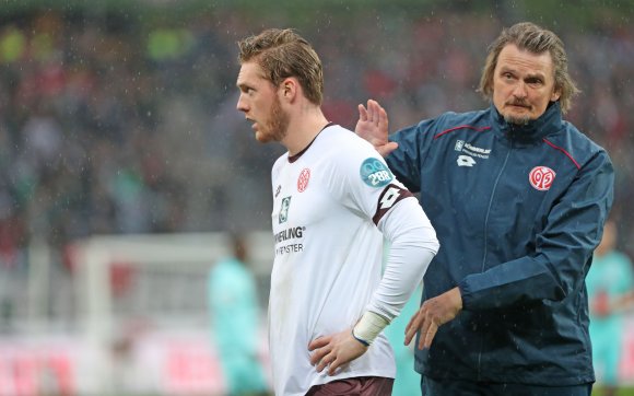 Kann mal passieren: Florian Müller wusste, dass sein Fehler das 0:1 ermöglicht hatte. Torwarttrainer Stephan Kuhnert spendete seiner Nummer eins Trost.