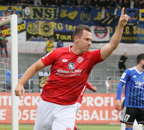 Wer das 1:0 erzielt hat, bitte melden: Karl-Heinz Lappe war's...