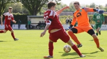 Benedikt Arndt bringt diesen Ball zwar an Torwart Ruben Ragg vorbei, eine Weisenauer Torchance entwickelt sich aber nicht.