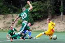 Aleksej Rennich befördert den Ball am Marienborner Schlussmann Benjamin Fischer vorbei. Matteo Trapp kommt zu spät, um das 4:3 der Gastgeber zu verhindern.