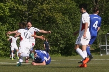 Daigo Hiromoto (Nr. 10) hat den 2:1-Führungstreffer erzielt, Fabio Di Dio Parlapoco ist erster Gratulant.