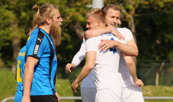 Lars Hermann hat seine starke Leistung mit dem 3:0 gekrönt, Alexander Rimoldi ist erster Gratulant.