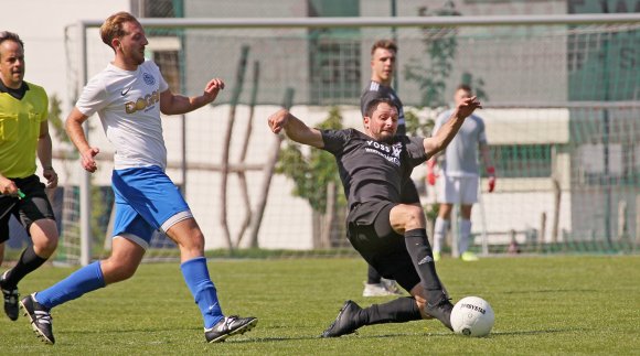 Manuel Henss verhinderte in der Nachspielzeit eine Zornheimer Niederlage. Dennis Hamm-Kiefer (l.) sah in der 73. Minute die Ampelkarte. 