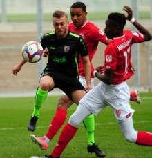 Gegen den damaligen Tabellenletzten Eintracht Stadtallendorf leistete die U23 des FSV Mainz 05 (M. Leon Bell Bell, r. Antoine Makoumbou) sich im Oktober eine 1:2-Heimniederlage.
