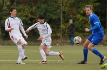 Aus der Hinrundenbegegnung beim FC Basara (l. Yuya Okuda) hat die TSG Bretzenheim 46 (r. Simon Höss) noch etwas zu korrigieren. Sollte das nicht gelingen, wäre der Aufstiegskampf beendet.
