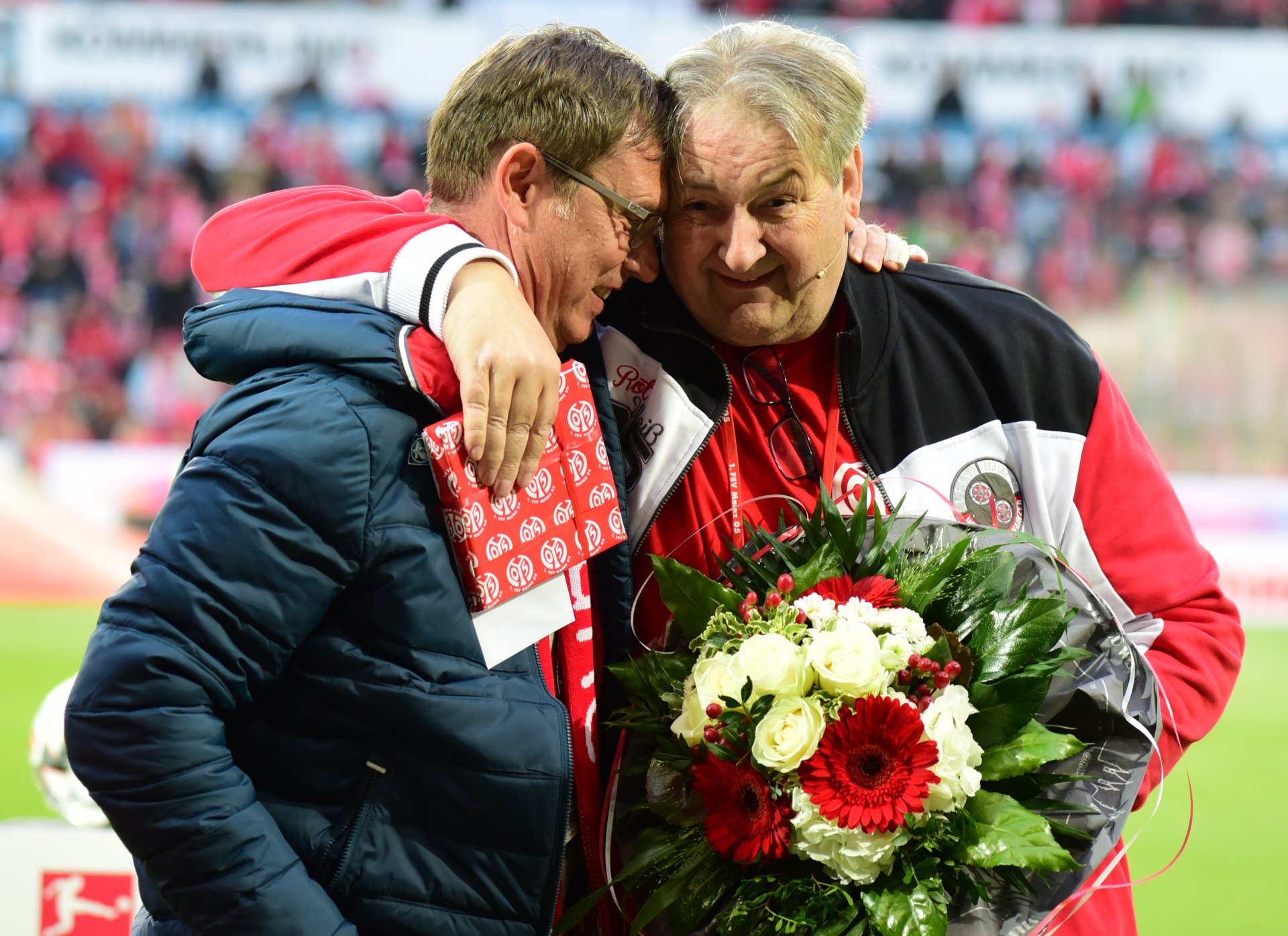 Sieht zwar aus wie ein vorzeitiger Abschied, war aber der Glückwunsch des Vereinsvorsitzenden Stefan Hofmann an Stadionsprecher Klaus Hafner, der seinen 65. Geburtstag feierte. 