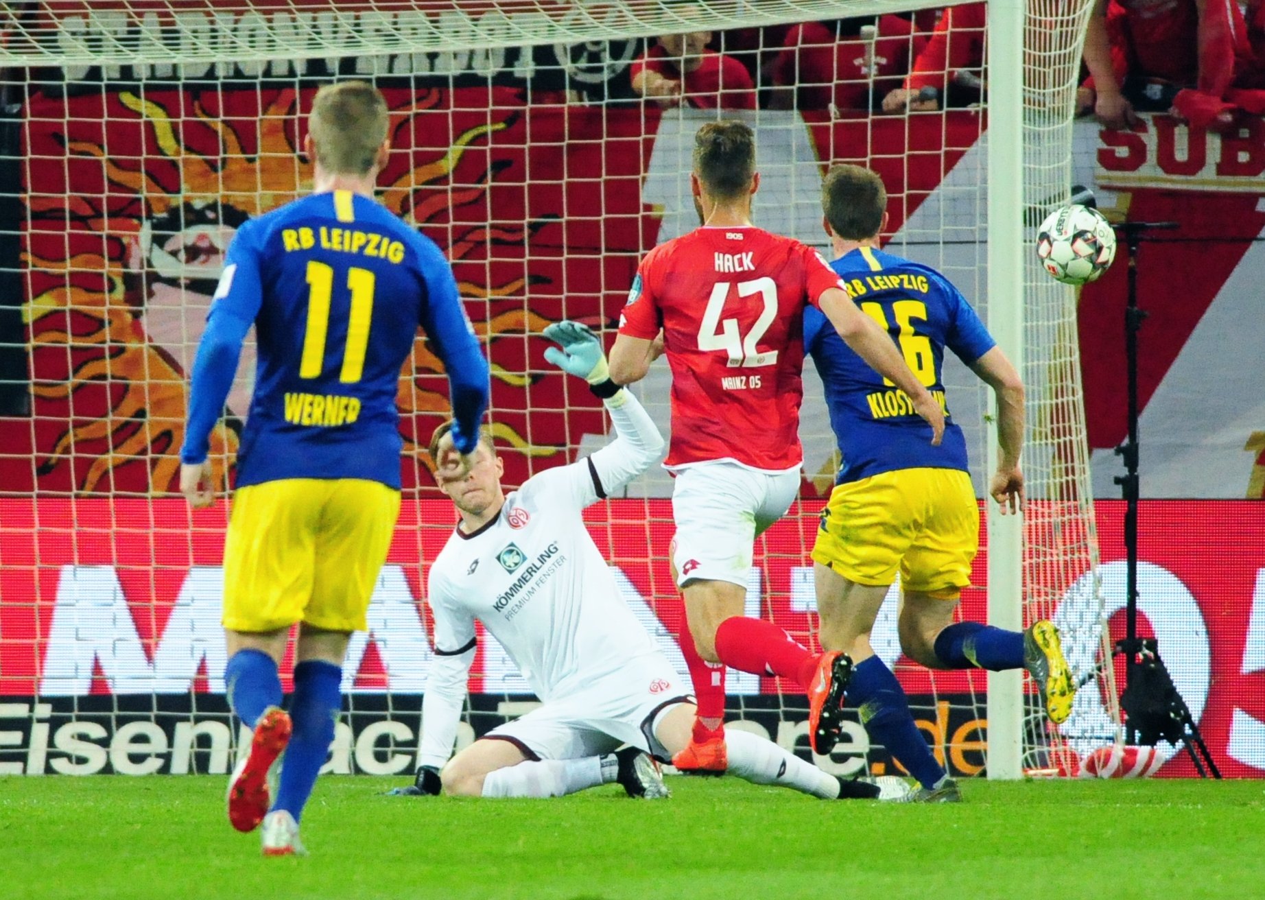 Im Grunde ein Witz: Eine halbe Stunde dominierten die Mainzer das Spiel, doch Lukas Klostermann erzielt gerade das 0:2.