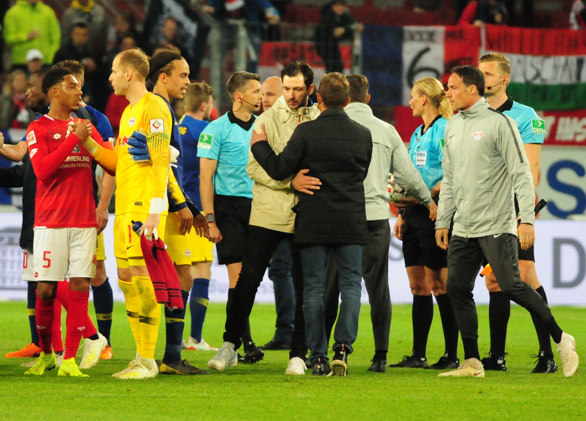 Sag zum Abschied leise Servus? Nach der Pressekonferenz jedenfalls verabschiedete sich RB-Trainer Ralf Rangnick nicht von Sandro Schwarz, sondern dachte sich möglicherweise,...