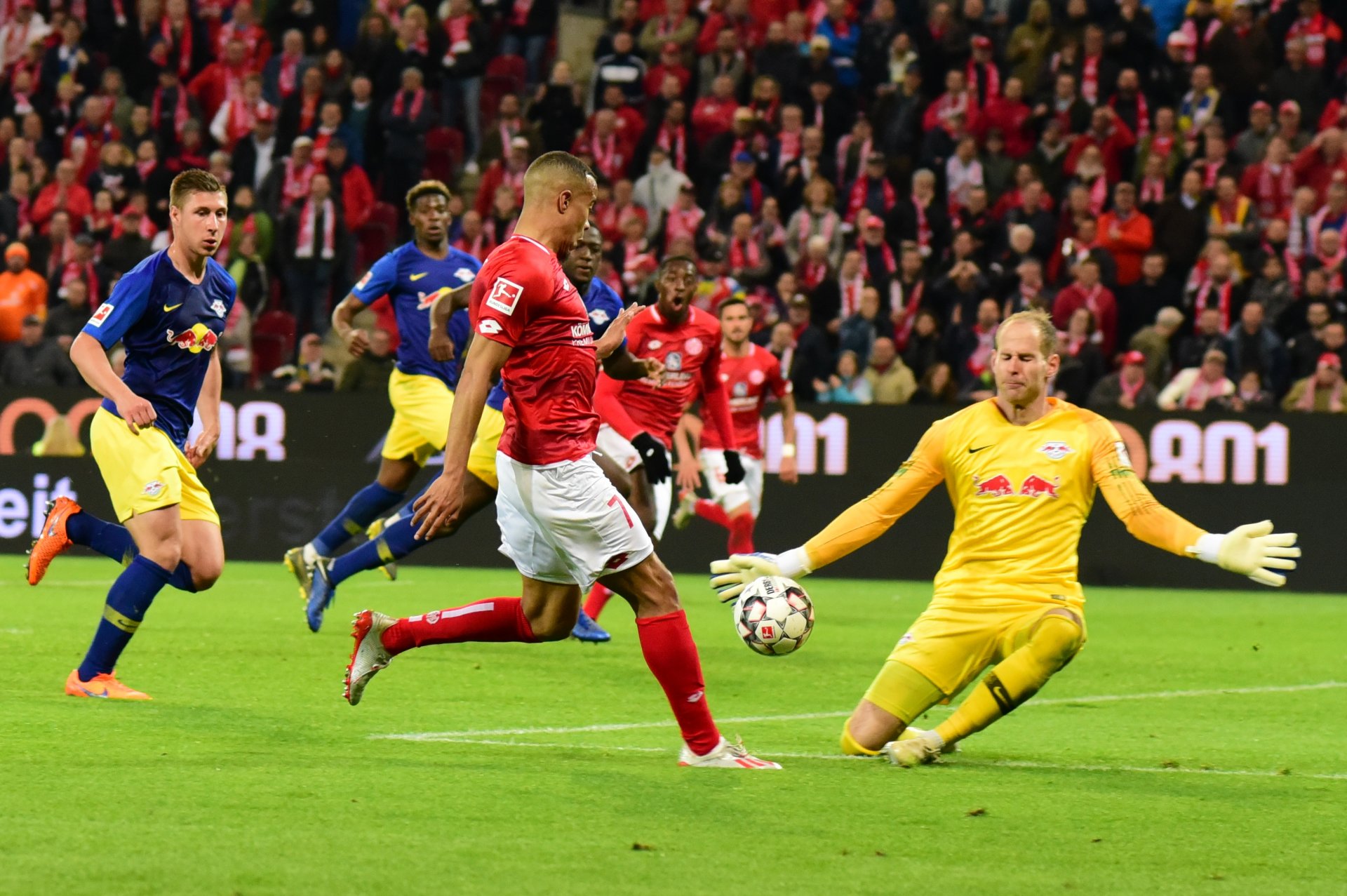 ...brachte den Ball aber nicht an Torwart Peter Gulacsi vorbei. Jedenfalls nicht so, dass die Kugel auch im Netz gelandet wäre.