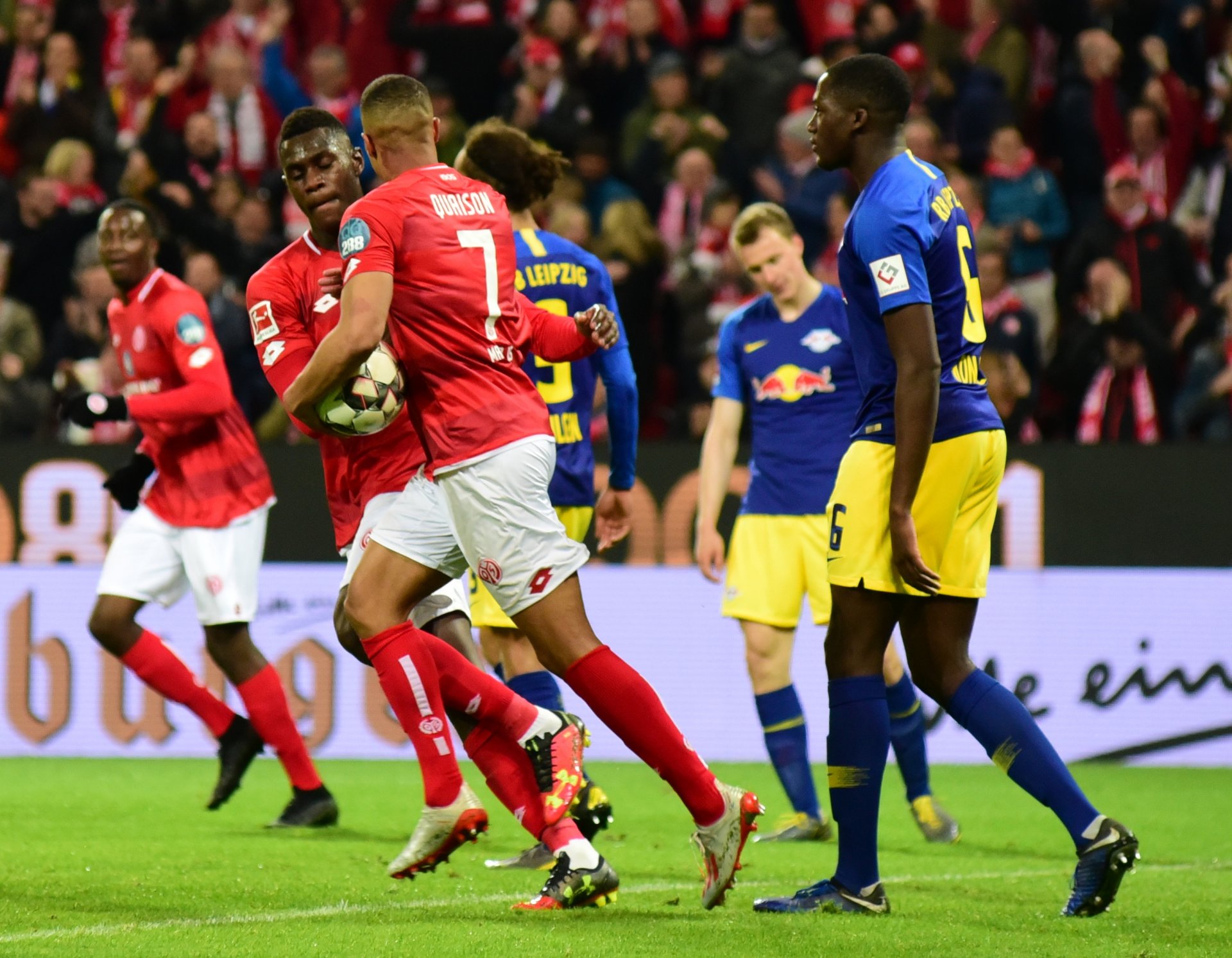 Auch eine Premiere hielt das Spektakel bereit: Moussa Niakhaté (2.v.l.) erzielte zum 2:3 sein erstes Bundesligator.