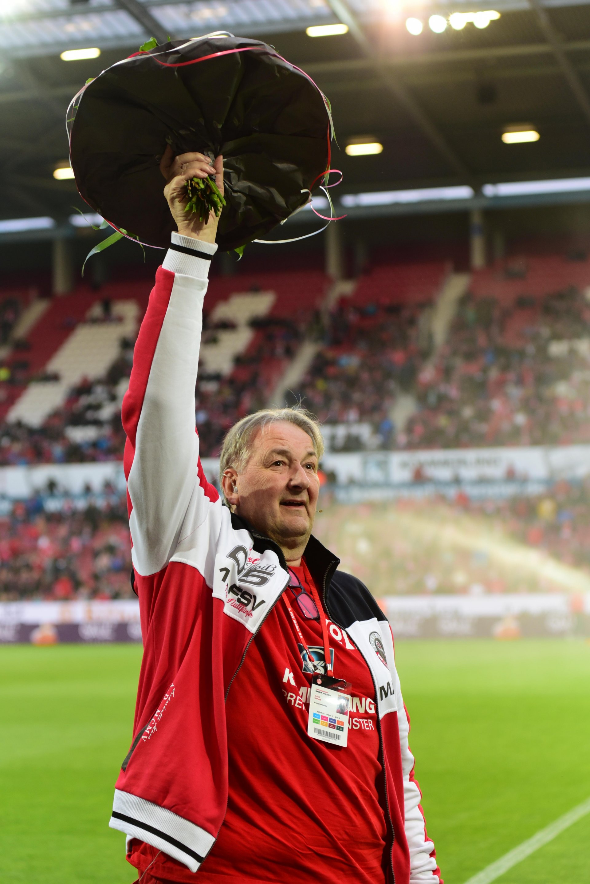 Und Klaus Hafner weiß schon vor seinem letzten Einsatz als Stadionsprecher (am übernächsten Samstag im Heimspiel gegen die TSG Hoffenheim), was er später einmal machen wird: Freiheitsstatuendouble.