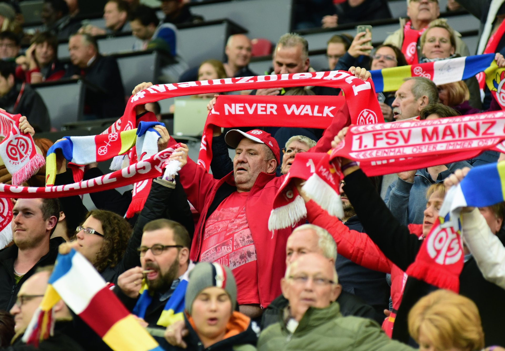 Lückenhaft waren nicht nur Onisiwos Erinnerungen, sondern auch die Zuschauerränge: Keine 24.000 Fans waren in die Arena am Europakreisel gekommen. Die, die gekommen waren, wurden aber reichlich belohnt.