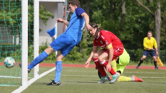 Jetzt aber! Eben noch hatte Janek Ripplinger den Ball mit der Hacke an den Pfosten gesetzt, doch den Abpraller haut er aus wenigen Zentimetern zum 2:1 ins Tor.