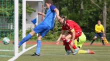 Jetzt aber! Eben noch hatte Janek Ripplinger den Ball mit der Hacke an den Pfosten gesetzt, doch den Abpraller haut er aus wenigen Zentimetern zum 2:1 ins Tor.