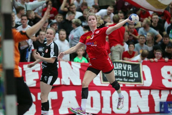 Konsequent wie hier Hanne van Rossum gingen die 05-Handballerinnen im Duell der Aufstiegsbewerber gegen die Kurprfalz Bären zu Werke, getragen von einer ungewöhnlich großen und lautstarken Fankulisse.