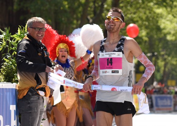 Man weiß nicht, wer sich mehr freut: Rennleiter Dieter Ebert (l.) oder Andrzej Rogiewicz. Fakt aber ist: Der Mann mit der Startnummer 14 hat den 20. Gutenberg-Marathon gewonnen.