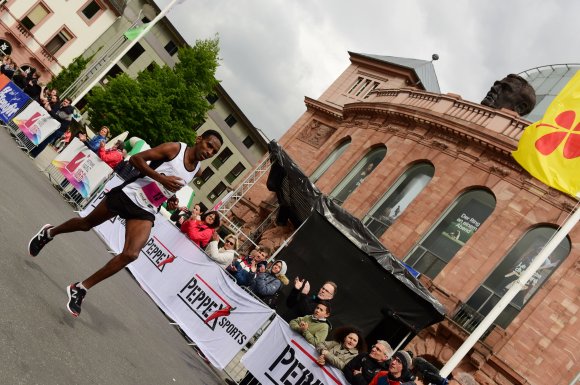 Selama Testamariam beendete seinen einsamen Halbmarathon mit einem neuen Streckenrekord.