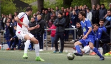 Fynn Pierrets (r.) und Marcel Kostadinov liefern sich im Bretzenheimer Landesligaderby vor den Augen der beiden Bänke ein Mittelfelduell.