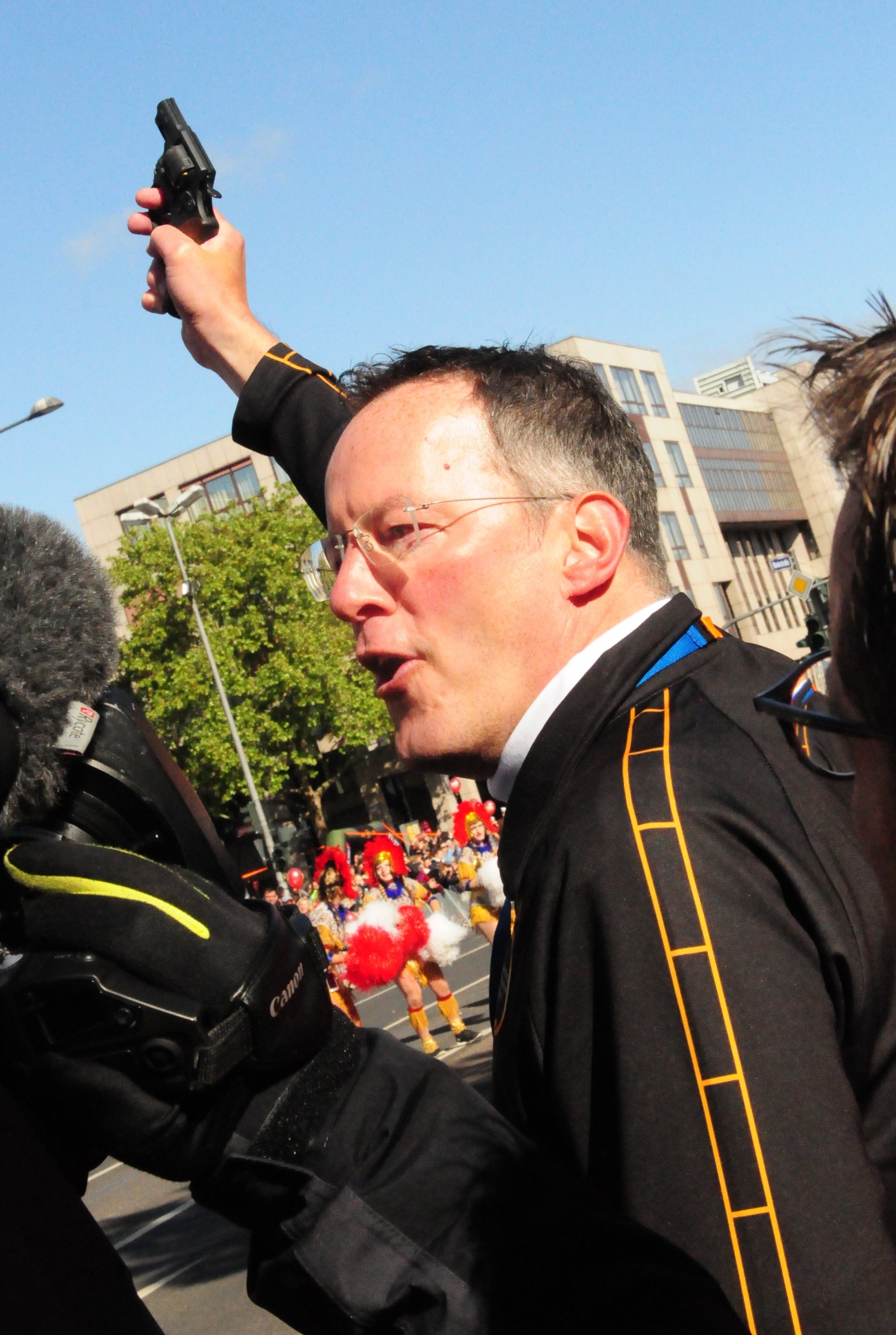 Wenn der OB zur Waffe greift, könnte Marathon-Zeit sein. Michael Ebling gab den Startschuss.