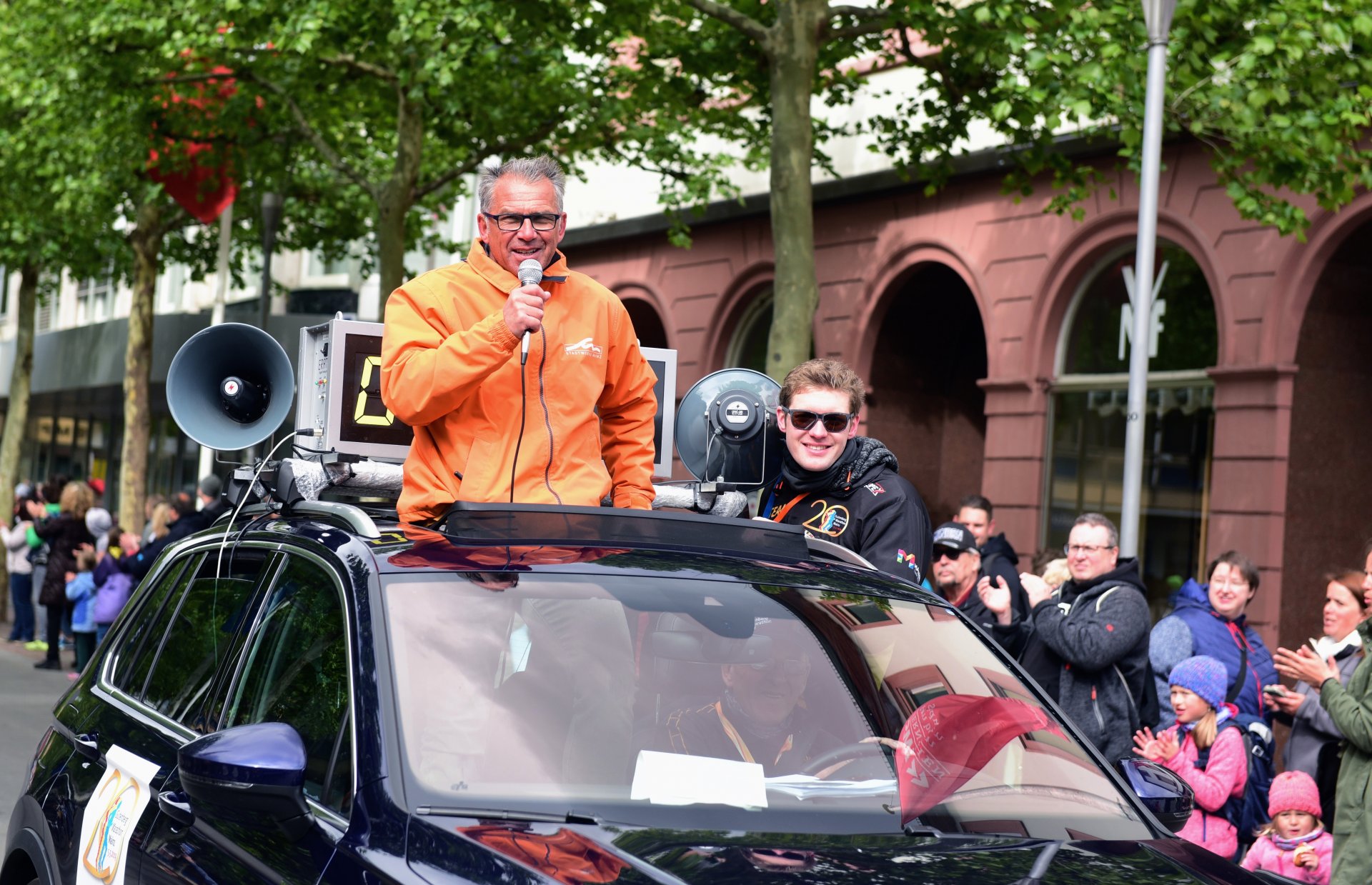 Rennleiter Dieter Ebert kennt den Weg...