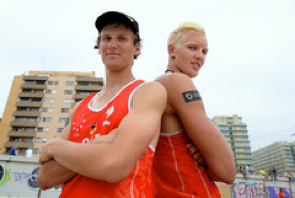 Jonas Schröder (l.) wurde in Porto zum zweiten Mal Studentenweltmeister im Beachvolleyball, für seinen Partner Tim Holler war es der erste Titel.