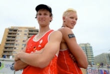 Jonas Schröder (l.) wurde in Porto zum zweiten Mal Studentenweltmeister im Beachvolleyball, für seinen Partner Tim Holler war es der erste Titel.
