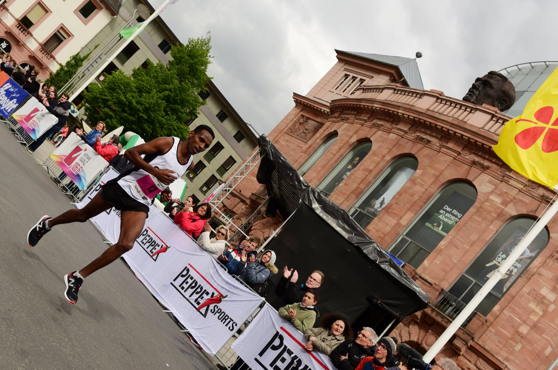 Ein einsames Rennen läuft Selama Testamariam, der den Halbmarathon mit neuem Streckenrekord gewinnen wird...