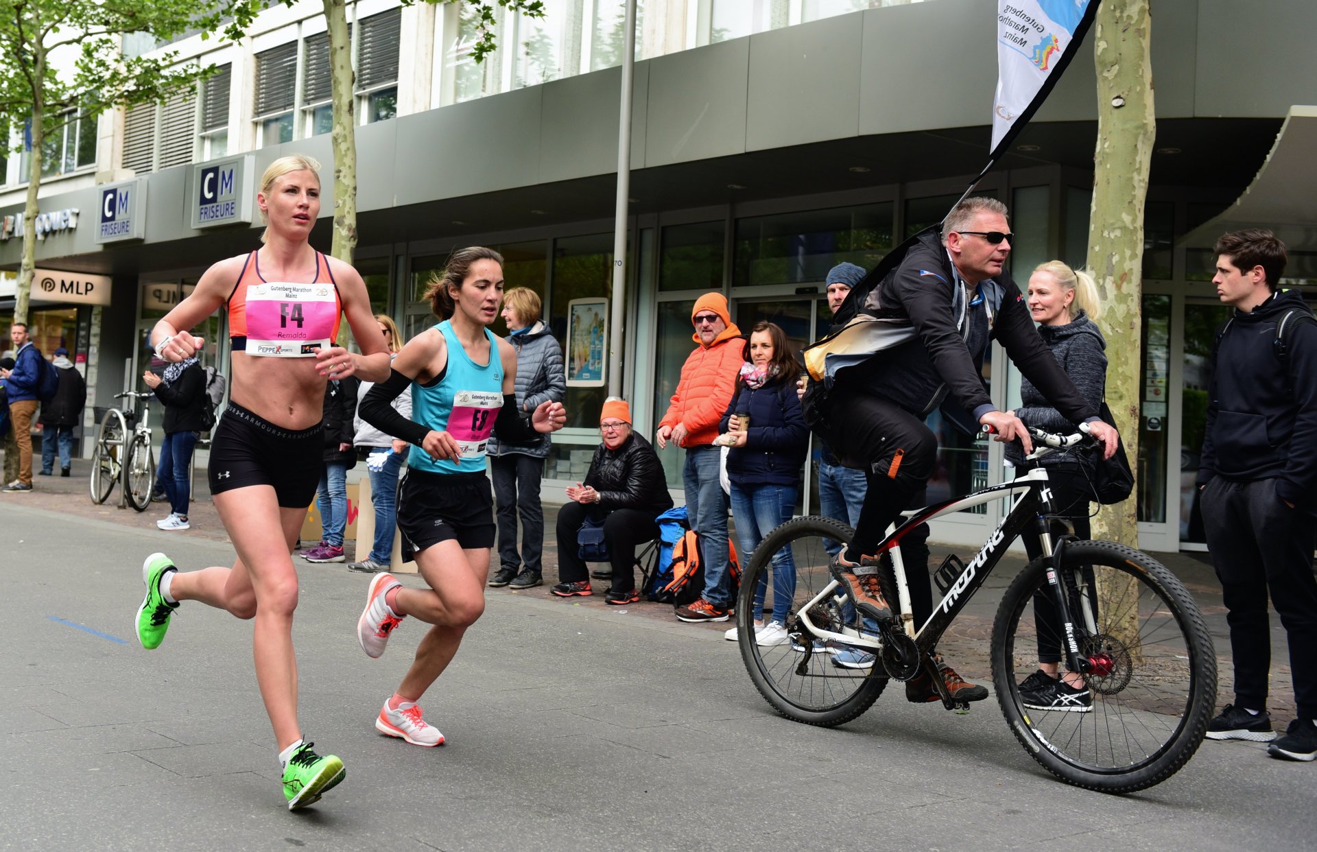 Remalda Kergyte-Dauskudiene (l.), die scchnellste Frau, eben noch in der Ludwigsstraße...