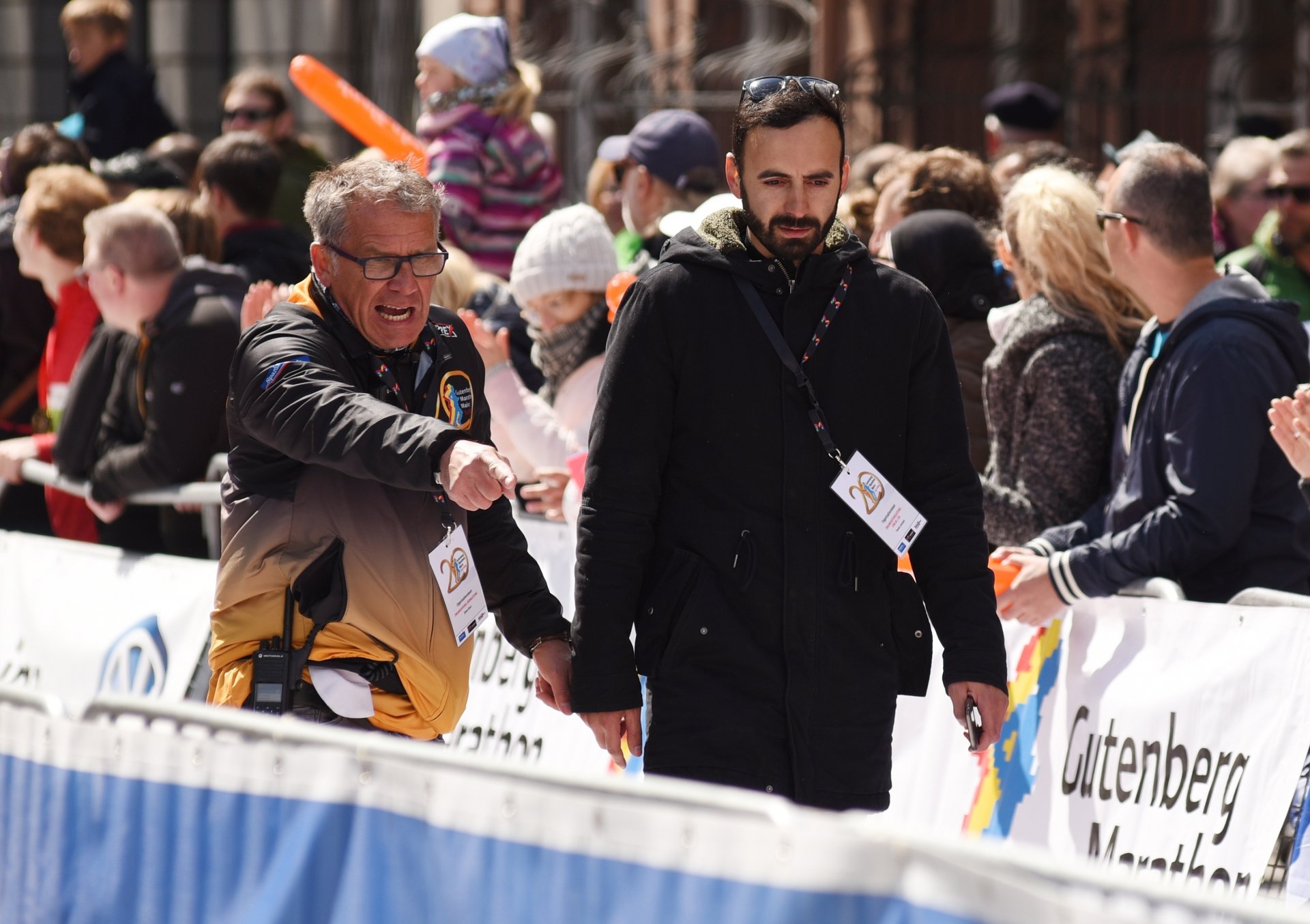 „Da muss ich mit dem Schneeschieber räumen“: Rennleiter Dieter Ebert fragt sich, was die vielen Menschen im Zieleinlauf zu suchen haben, durch den gleich das Führungsfahrzeug muss.