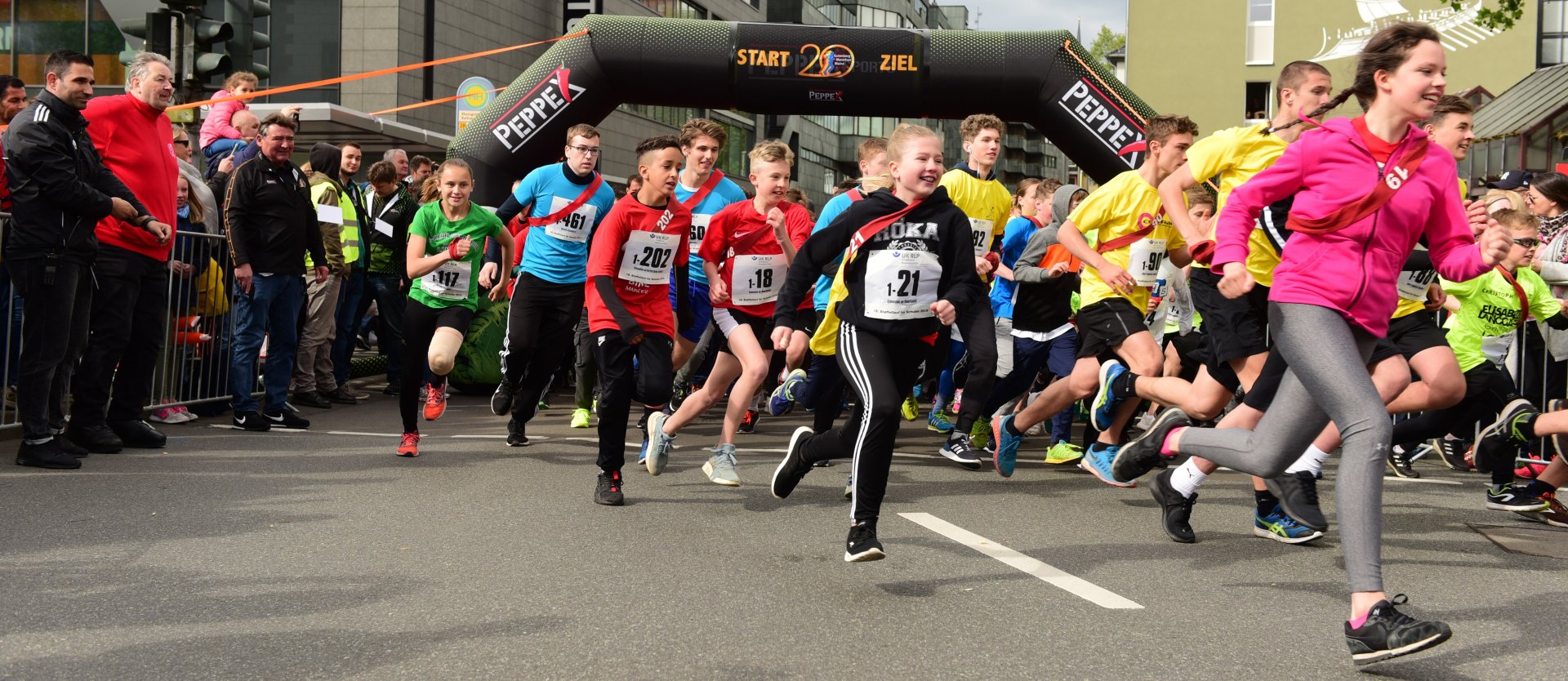 Auch die Kleinen auf schnellen Beinen: Der Start der Schüler-Ekiden-Staffeln.