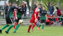 Tim Gabel (2.v.r.) legte mit seinem 1:0 den Schalter um. Am Ende standen für ihn drei Tore zu Buche. TSG-Abwehrchef Joseph Meier (2.v.l.) sah die Gelb-Rote Karte.