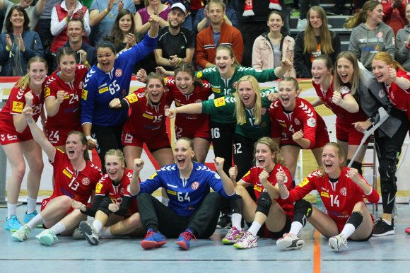 Der Jubel nach dem Sieg im Spitzenspiel gegen die Kurpfalz Bären war groß bei den Zweitligahandballerinnen des FSV Mainz 05. Sportlich sieht es nun sehr nach Erster Liga aus, und auch die nötige Lizenz gibt es, wenn auch mit Auflagen, verkündete nun der Ligaverband HBF.