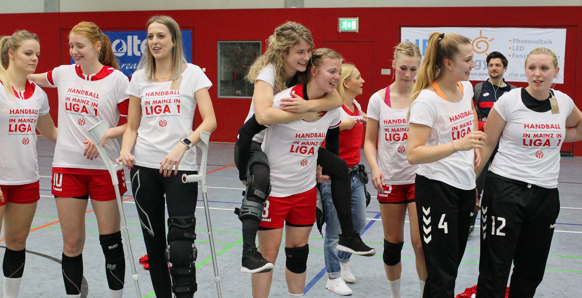 Handball in Mainz in Liga 1: So verkünden es die Aufstiegshemden, die sich nicht nur die Mannschaft überstreifen durfte, es gab genügend für alle.