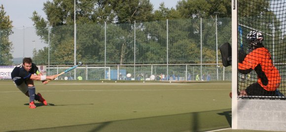 Wenn Alexander Hemmersbach wieder die Rolle als verlässlicher Standardverwerter annehmen kann - ob bei Ecken oder wie hier bei einem Siebenmeter - ist für den TSV Schott viel gewonnen. Eine Ecke des Defensivchefs sicherte den Erfolg bei Wacker München.