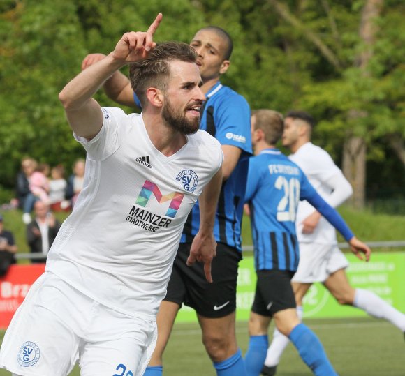 Dennis Merten sicherte den Heimsieg gegen den FC Speyer 09 durch den Treffer zum 3:1 ab und damit den Meistertitel am drittletzten Spieltag.