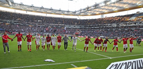 Von und mit den Fans gefeiert: Die 05-Profis nach dem Sieg in Frankfurt.