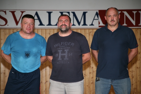 Dass Cengiz Cakici (Mitte) den Nachwuchs ihres Vereins zu neuer Stärke führen will, freut den Vorstand des SV Alemannia um den Sportlichen Leiter Uwe Muth (l.) und den Vorsitzenden Stephan Vielmuth.