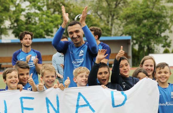 Danke, Nenad: Der von ihm trainierte Nachwuchs verabschiedete den seit 2012 beim TSV Schott aktiven Nenad Simic nach dem Heimspiel gegen den FV Diefflen gebührend. Der Innenverteidiger schmiss anschließend mit den Vereinsfreunden seinen Ausstand.