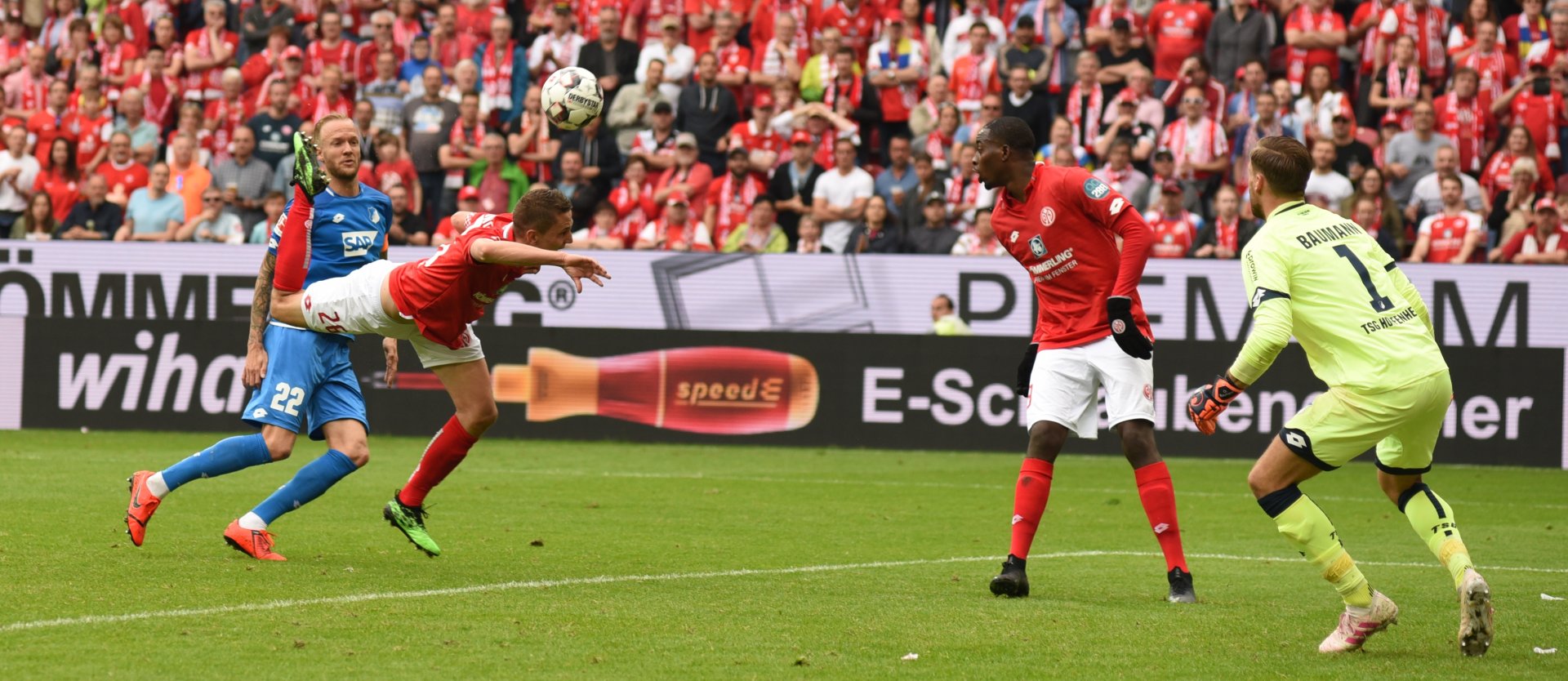 Das wäre die Krönung geworden: Hätte Niko Bungert diesen artistisch mit der Hacke gespielten Ball bei seinem letzten Bundesligaeinsatz an Torwart Oliver Baumann vorbeibekommen...