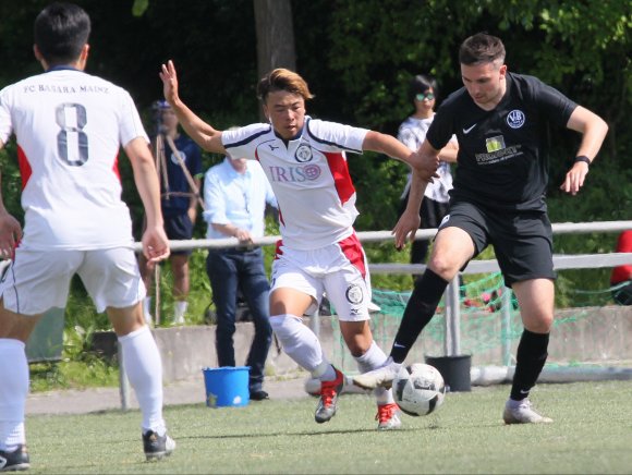 Ganz unverdächtig bemüht sich Norman Loos (r., gegen Masaya Ohashi), das Offensivspiel gegen den FC Basara in Gang zu bringen. Kurz vor der Halbzeit war es dann mit der Contenance des Routiniers vorbei.