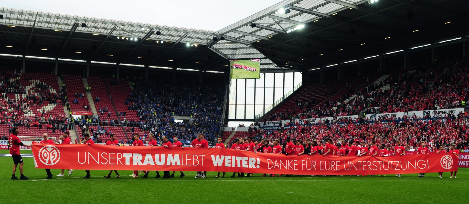 Der auf ein Banner gedruckte Dank von Mannschaft und allen, die dazugehören, ist längst Tradition am Saisonende. Der Slogan war diesmal aber ein erneuerter.