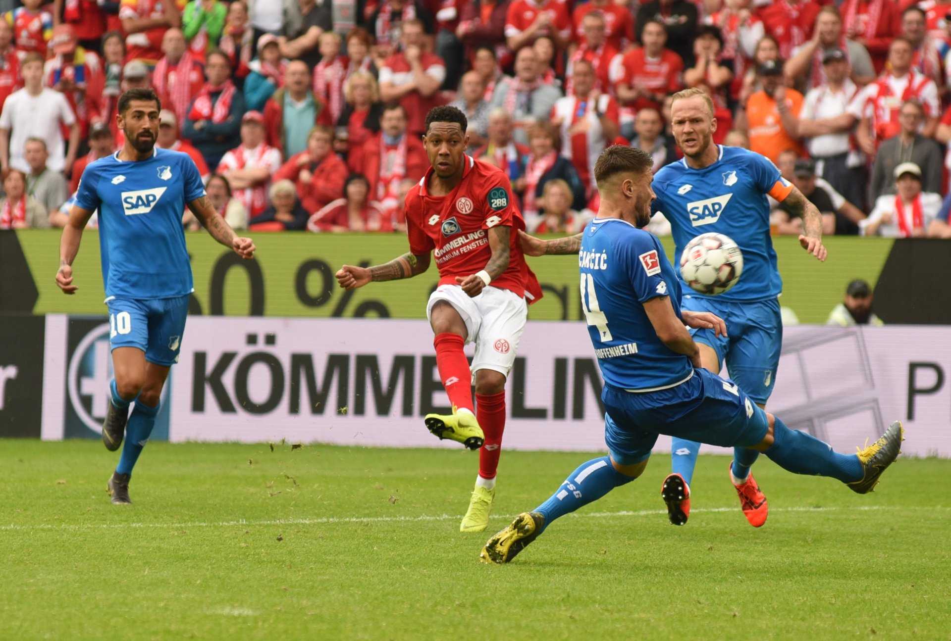 Aus dem Tritt geriet der Mainzer Zehner dadurch jedoch nicht, sondern erzielte wenig später einen regulären Treffer zum 2:2.