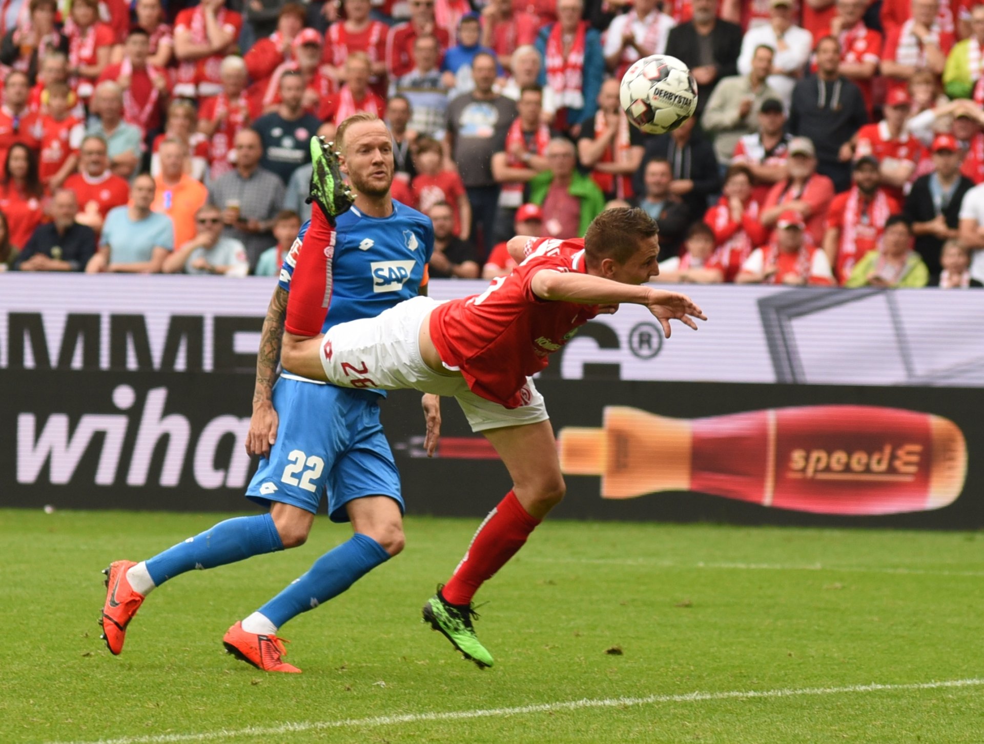 Niko Bungert hätte mit dieser Aktion beinahe das „Tor des Jahres“ und seiner gesamten Karriere erzielt, TSG-Torwart Oliver Baumann verhinderte dies...