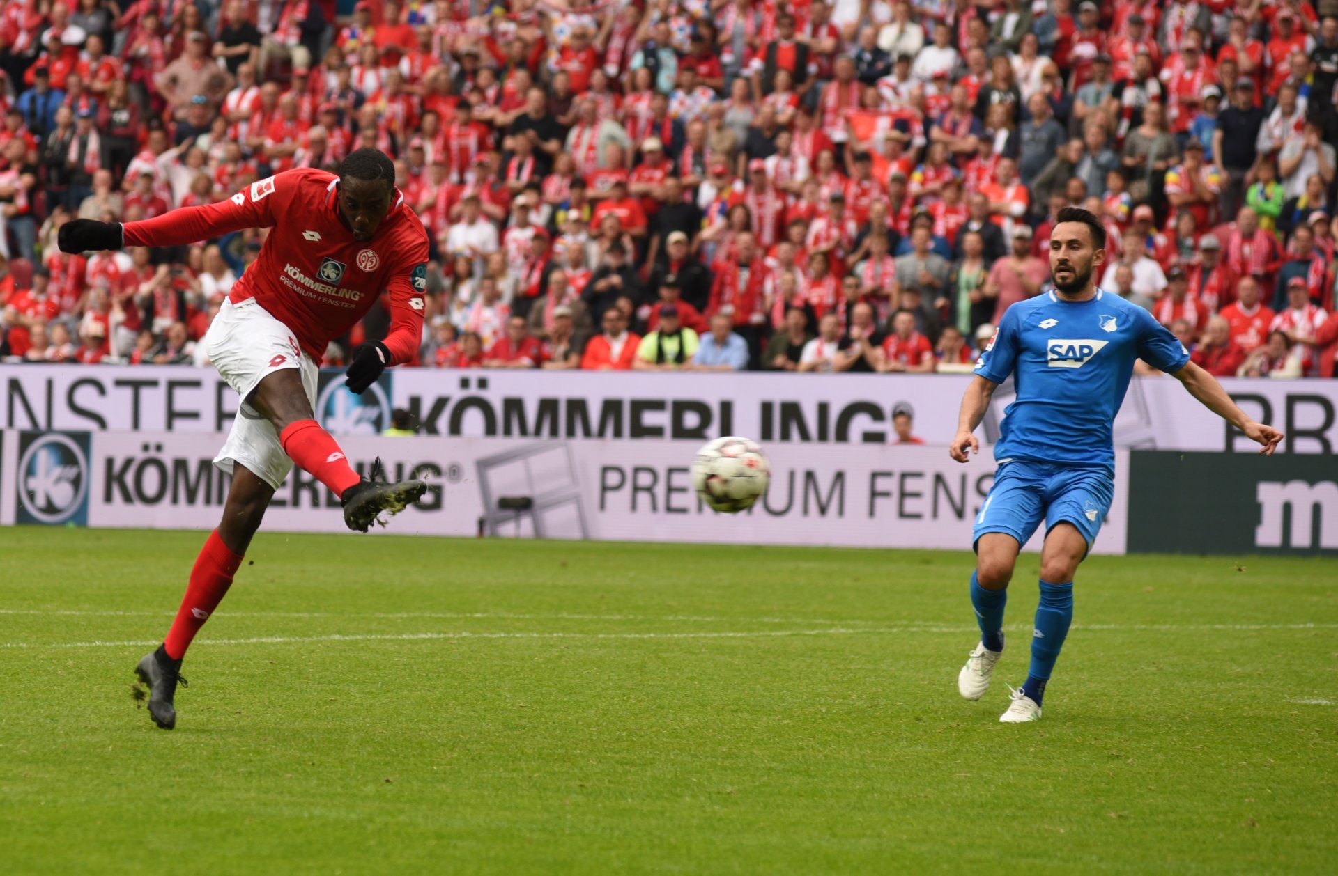 Mateta selbst sorgte in der Nachspielzeit mit diesem Schuss für den Endstand.